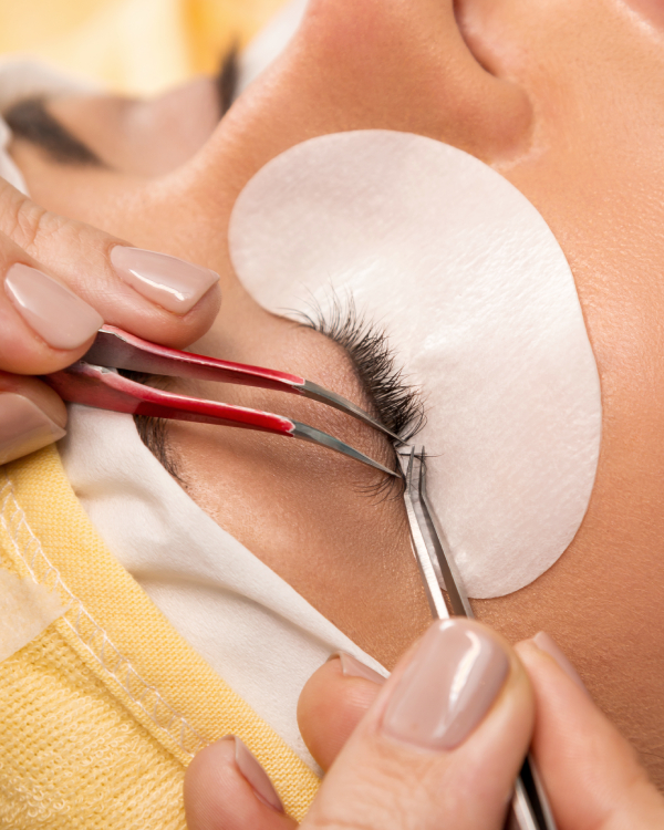 hollywood-nails-spa-eyelash-service-600x750
